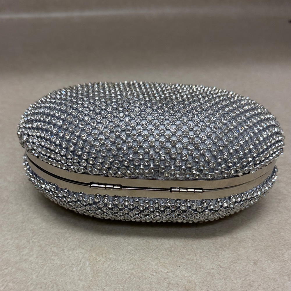 Elegant Silver Clutch (metal chain included) - Picture 5 of 6